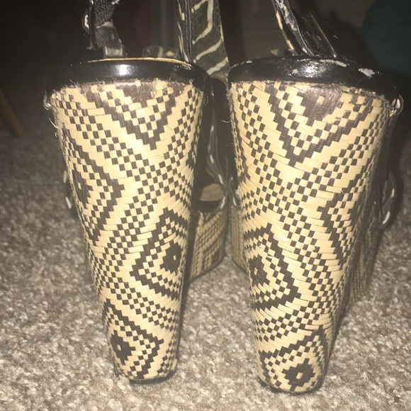 Black patterned Wedges - Picture 3 of 3